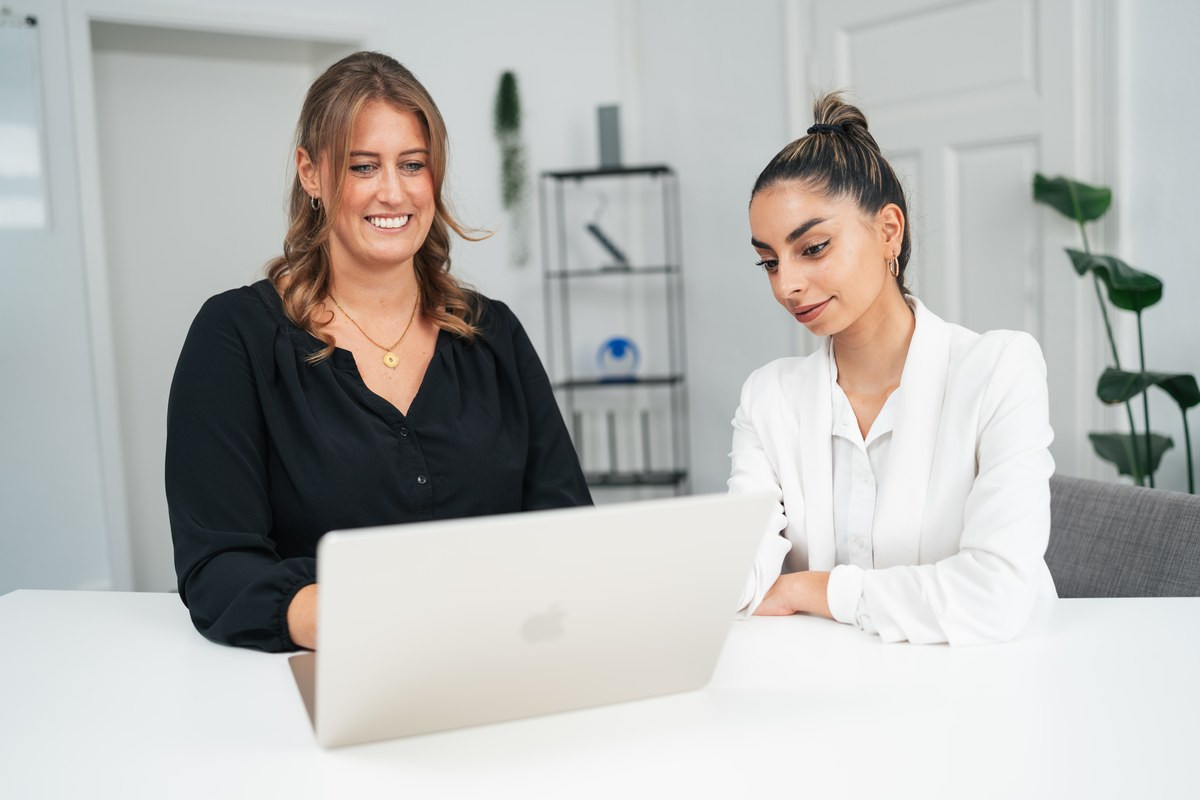 Fabienne Hermann und eine Kollegin arbeiten gemeinsam am Laptop